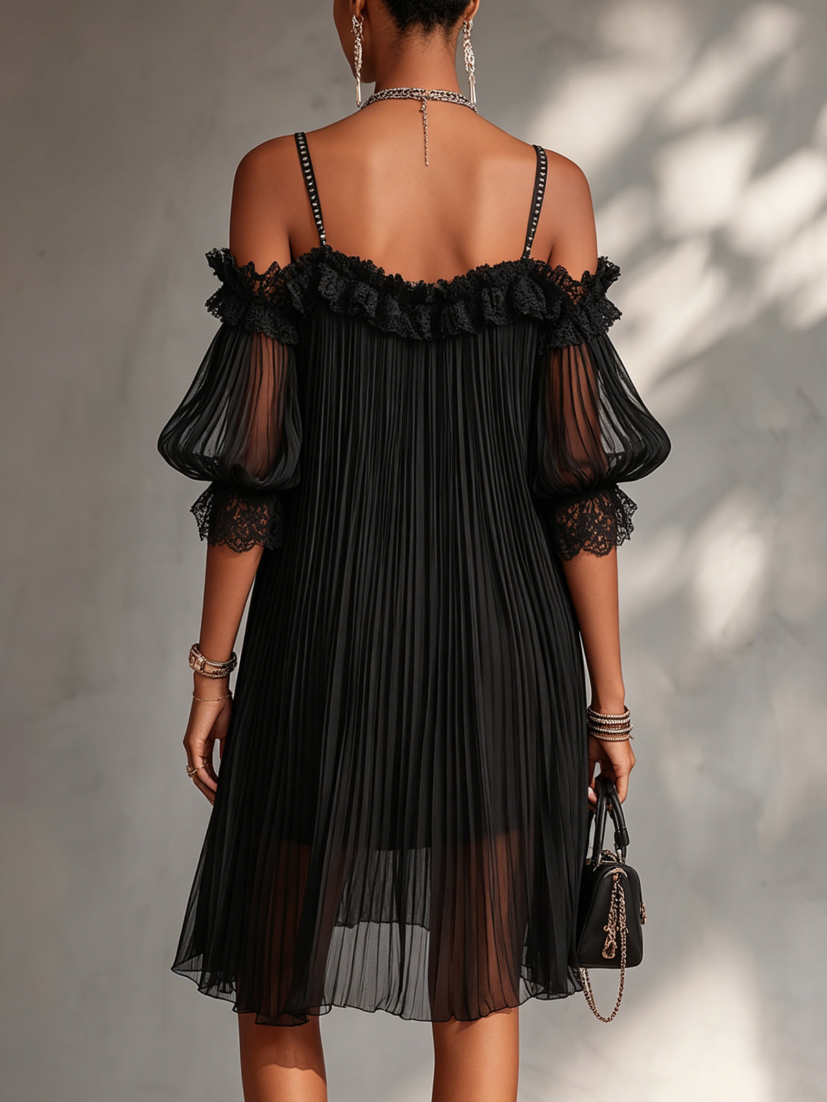 Vittoria | Mini vestido negro con hombros descubiertos y encaje