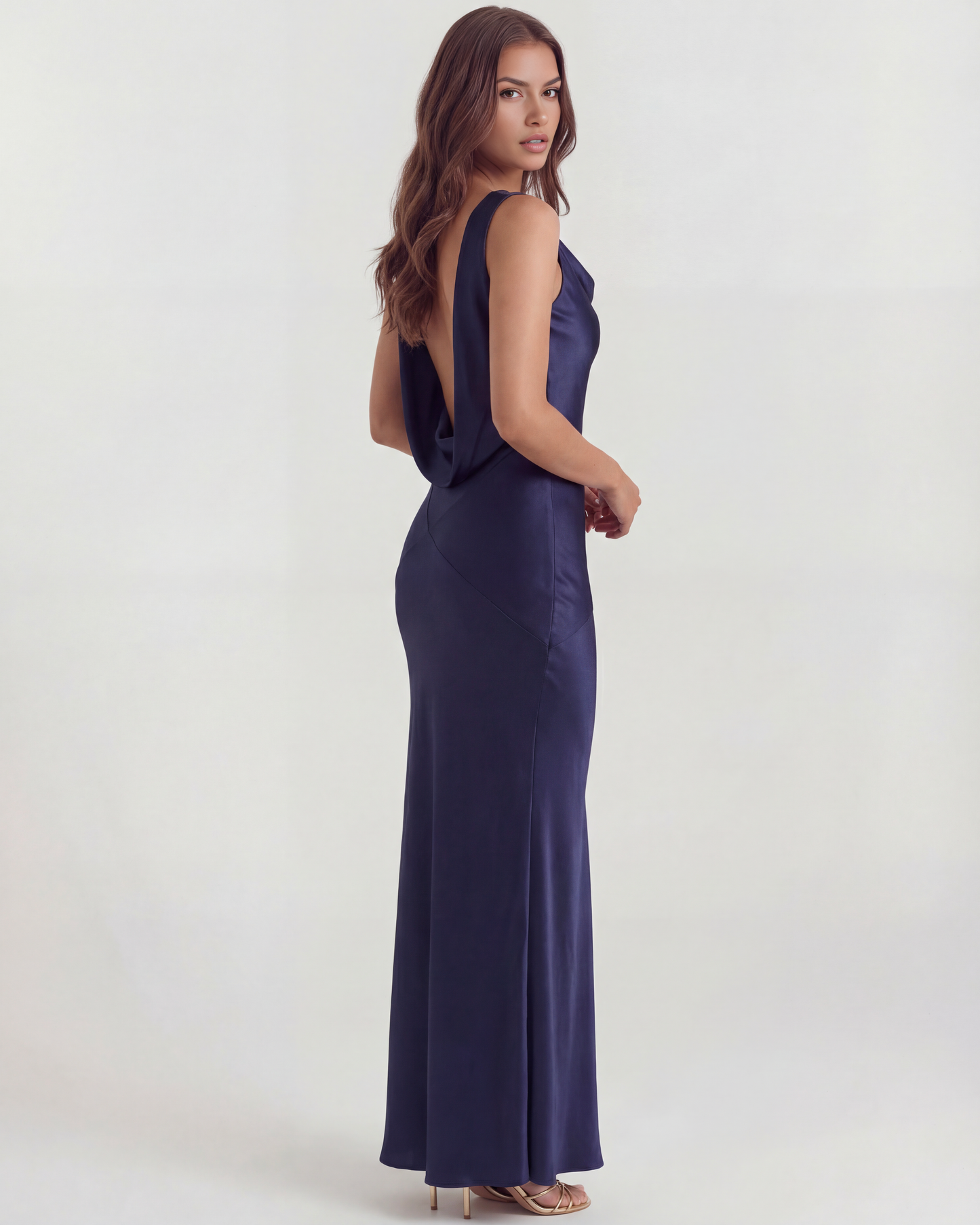 Azucena | Vestido largo satinado con espalda abierta en Azul Marino