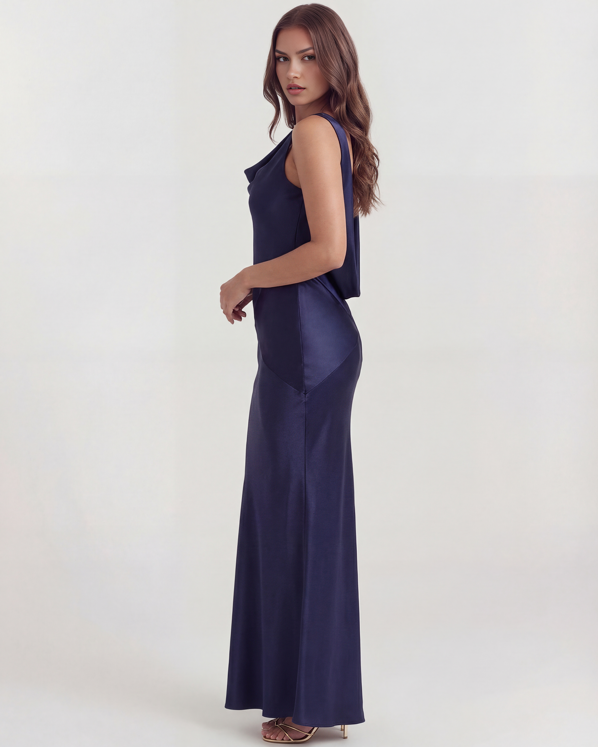 Azucena | Vestido largo satinado con espalda abierta en Azul Marino