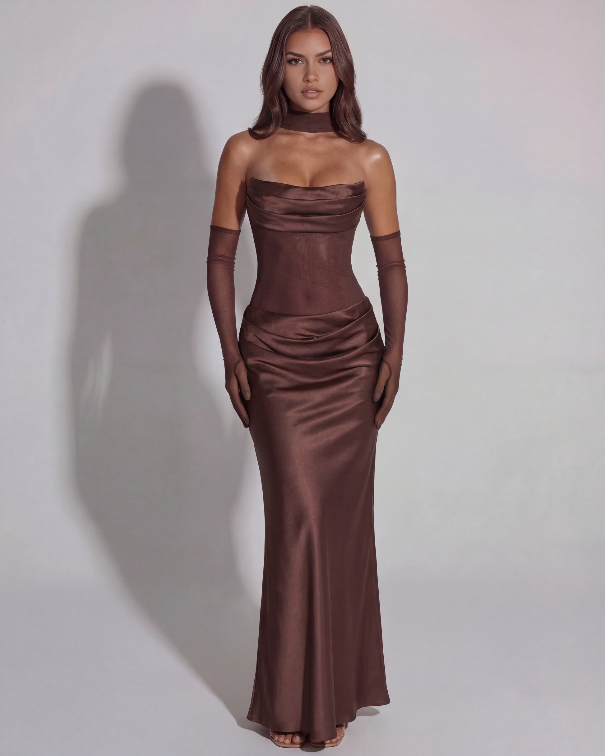 Nerissa | Vestido largo satinado con escote drapeado en Café