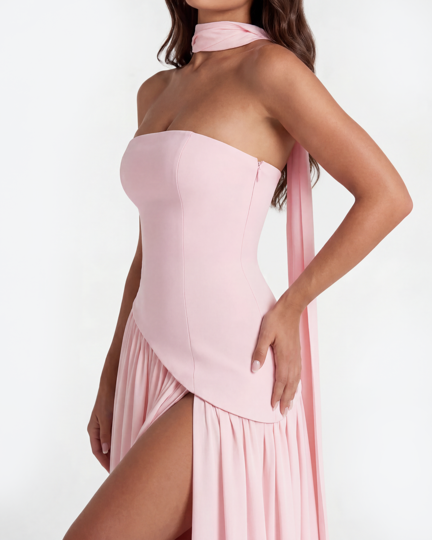 Melisande | Vestido largo strapless con abertura en Granate