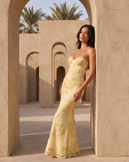 Orietta | Vestido largo con corsé floral bordado en Amarillo