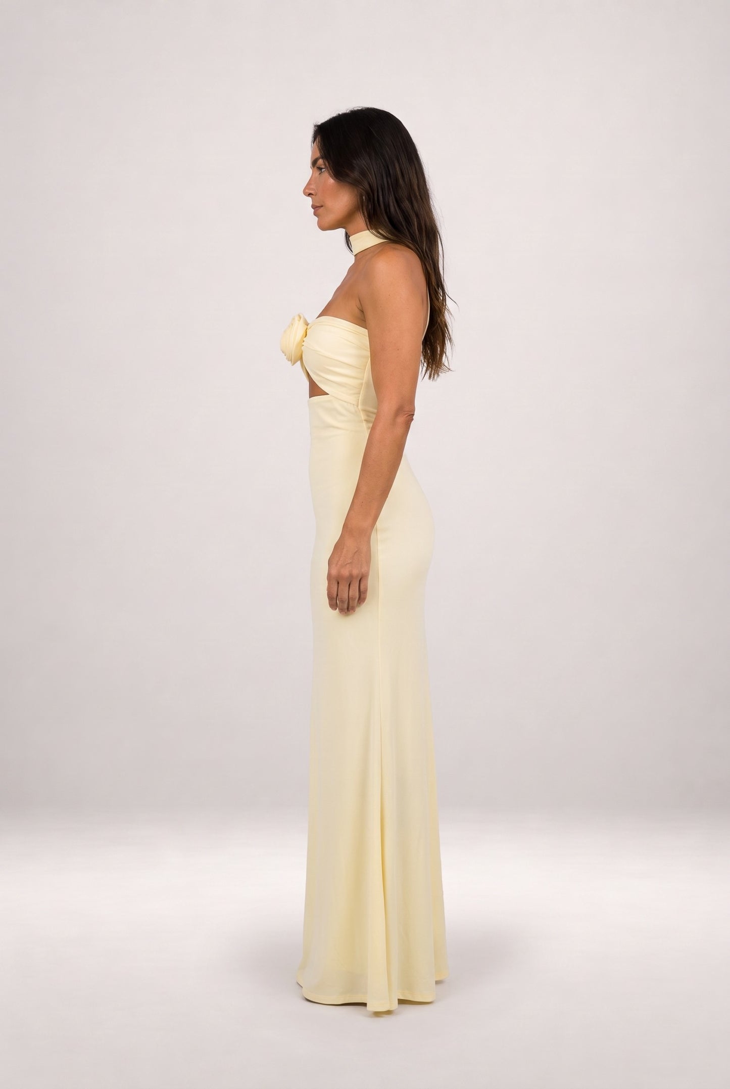 Gardenia | Vestido largo halter con rosa decorativa