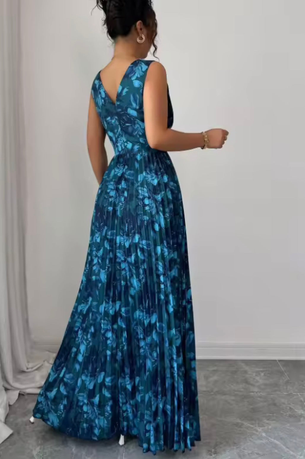 Aurelia | Vestido largo plisado con escote en V