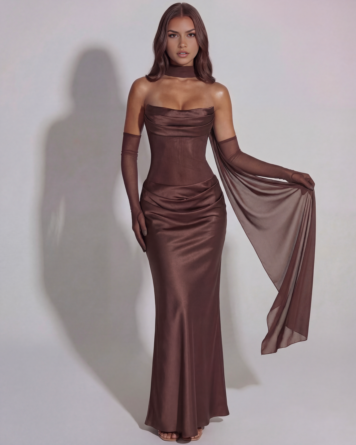 Nerissa | Vestido largo satinado con escote drapeado en Café
