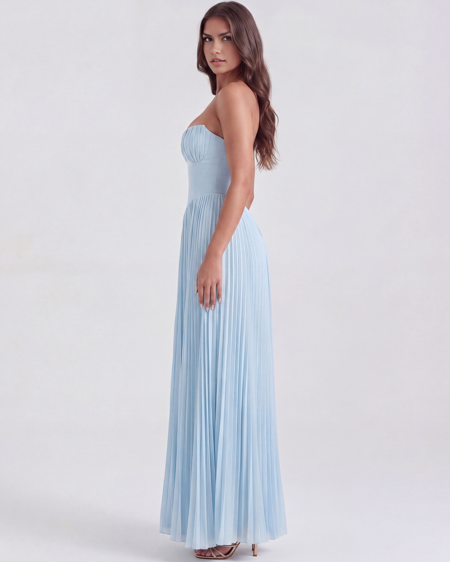 Bellaria | Vestido largo plisado con escote strapless en Azul