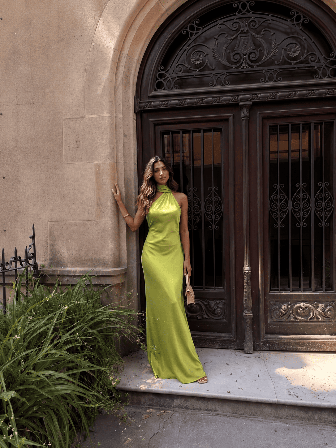 Amalfi | Vestido largo satinado con cuello halter