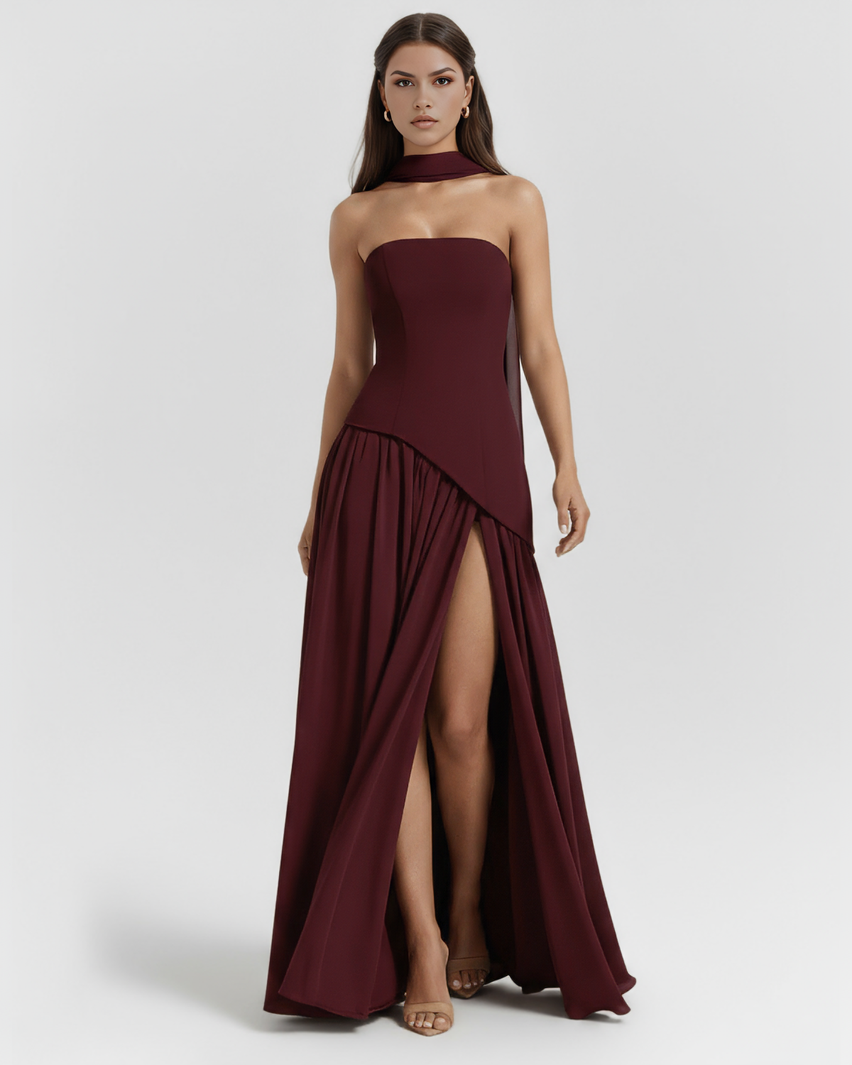 Melisande | Vestido largo strapless con abertura en Rojo