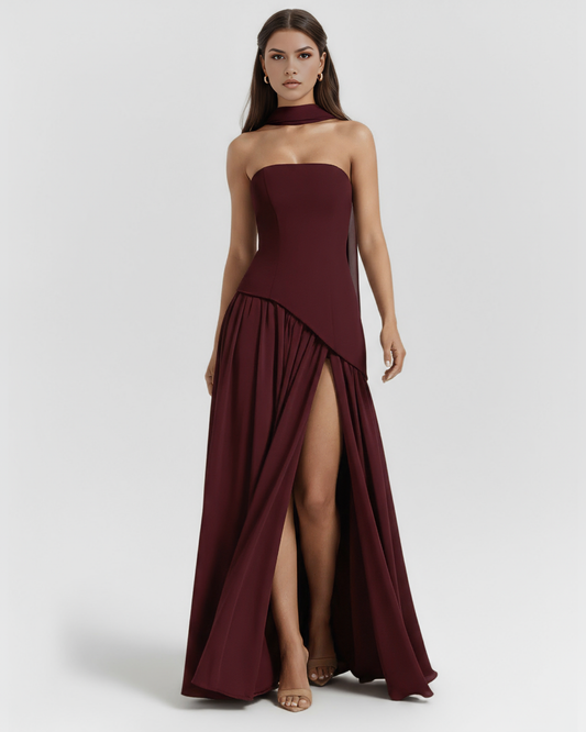 Melisande | Vestido largo strapless con abertura en Rojo