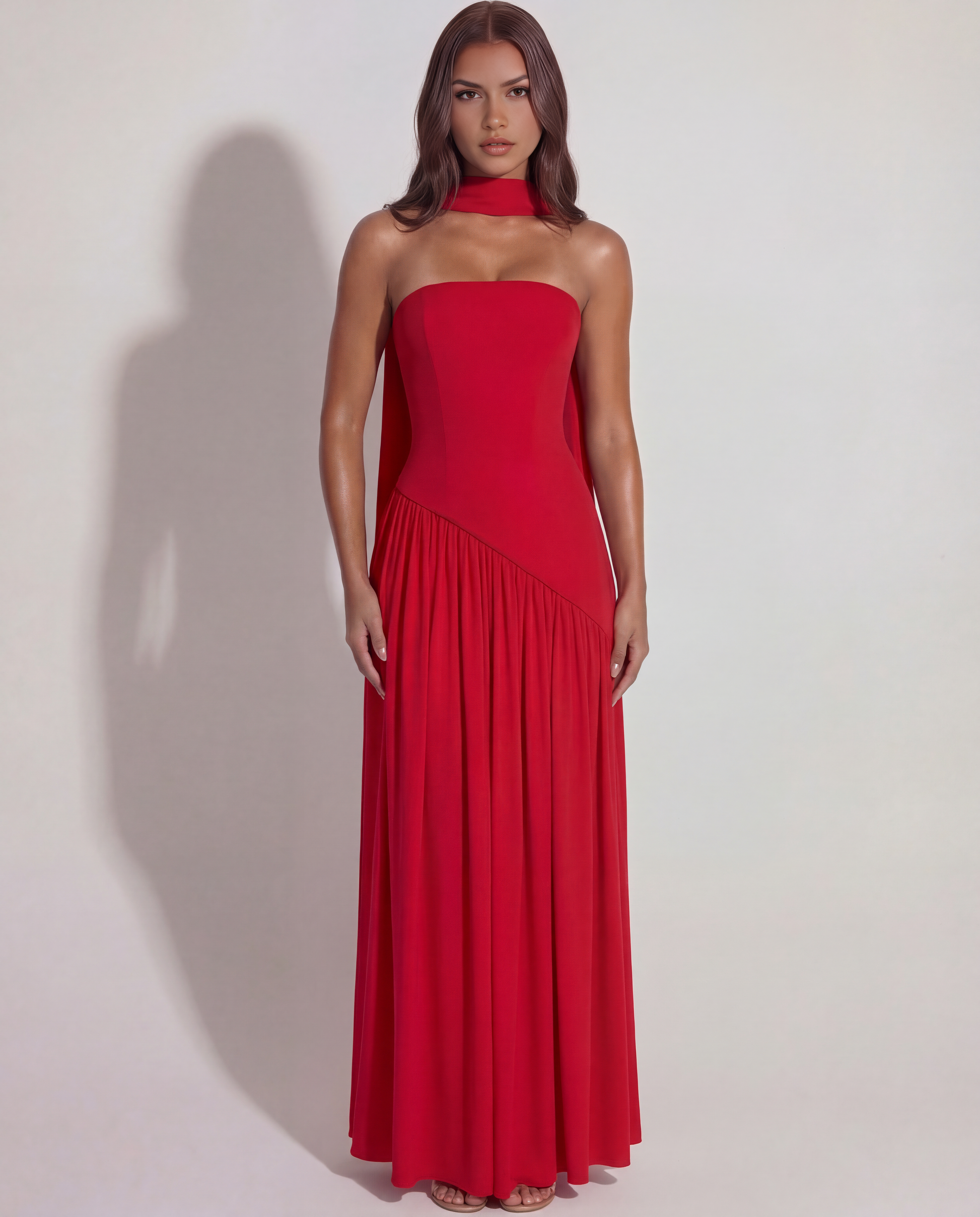 Melisande | Vestido largo strapless con abertura en Rojo