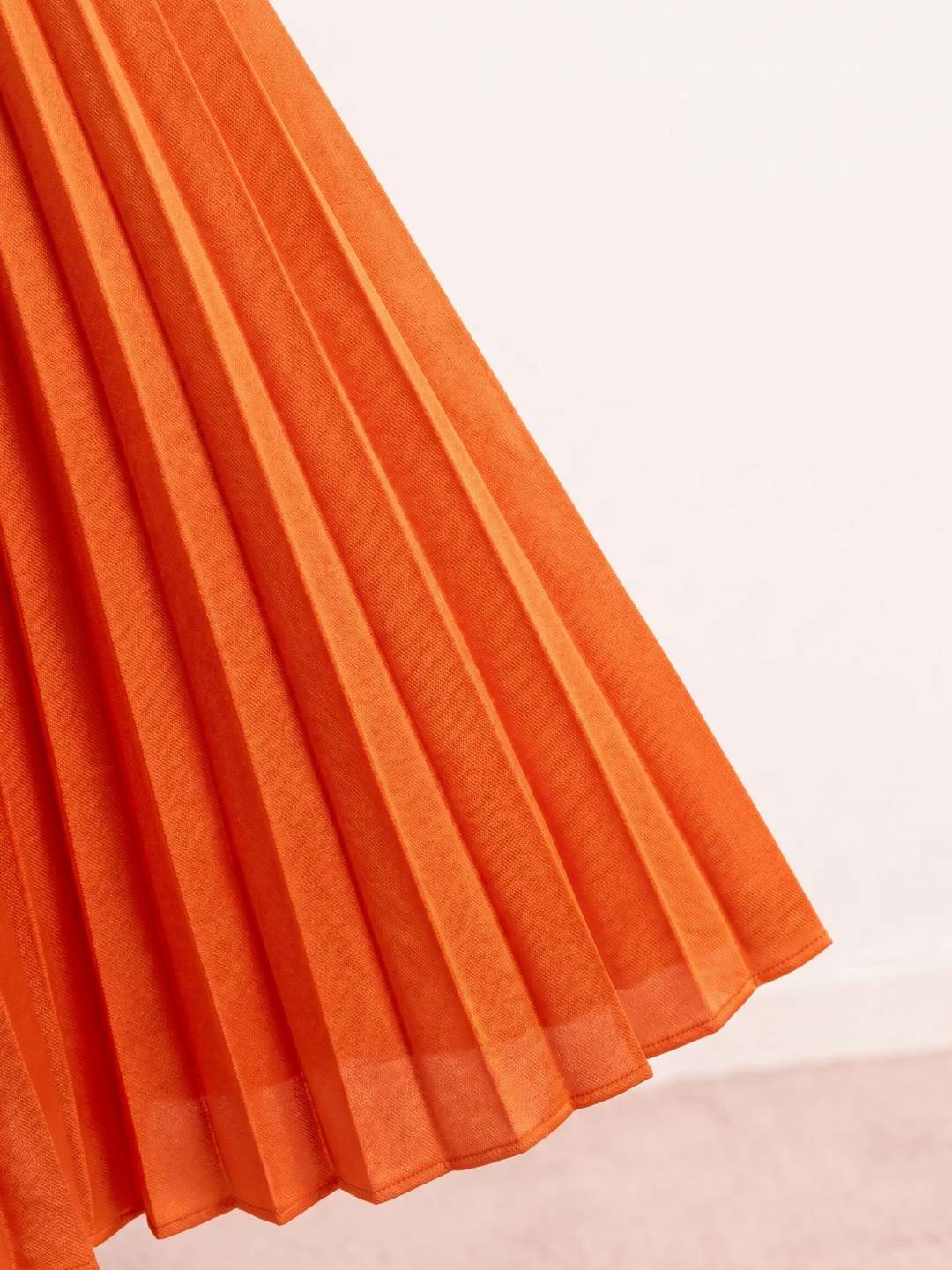 Vesta | Vestido midi plisado con escote en V