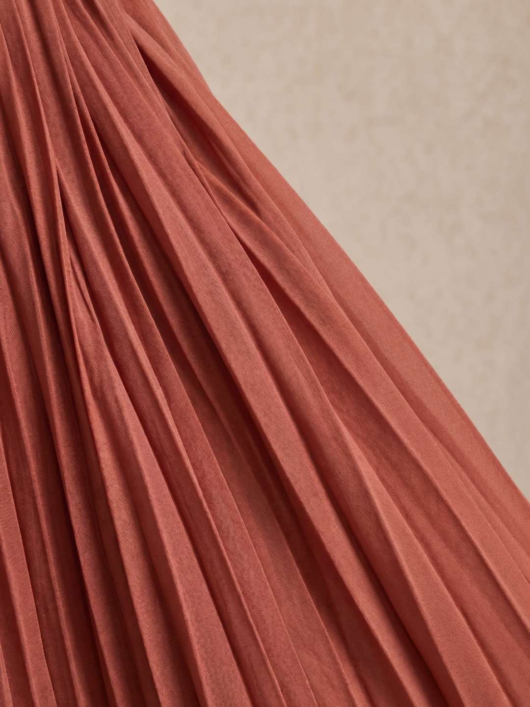 Aurelia | Vestido midi plisado con escote en V