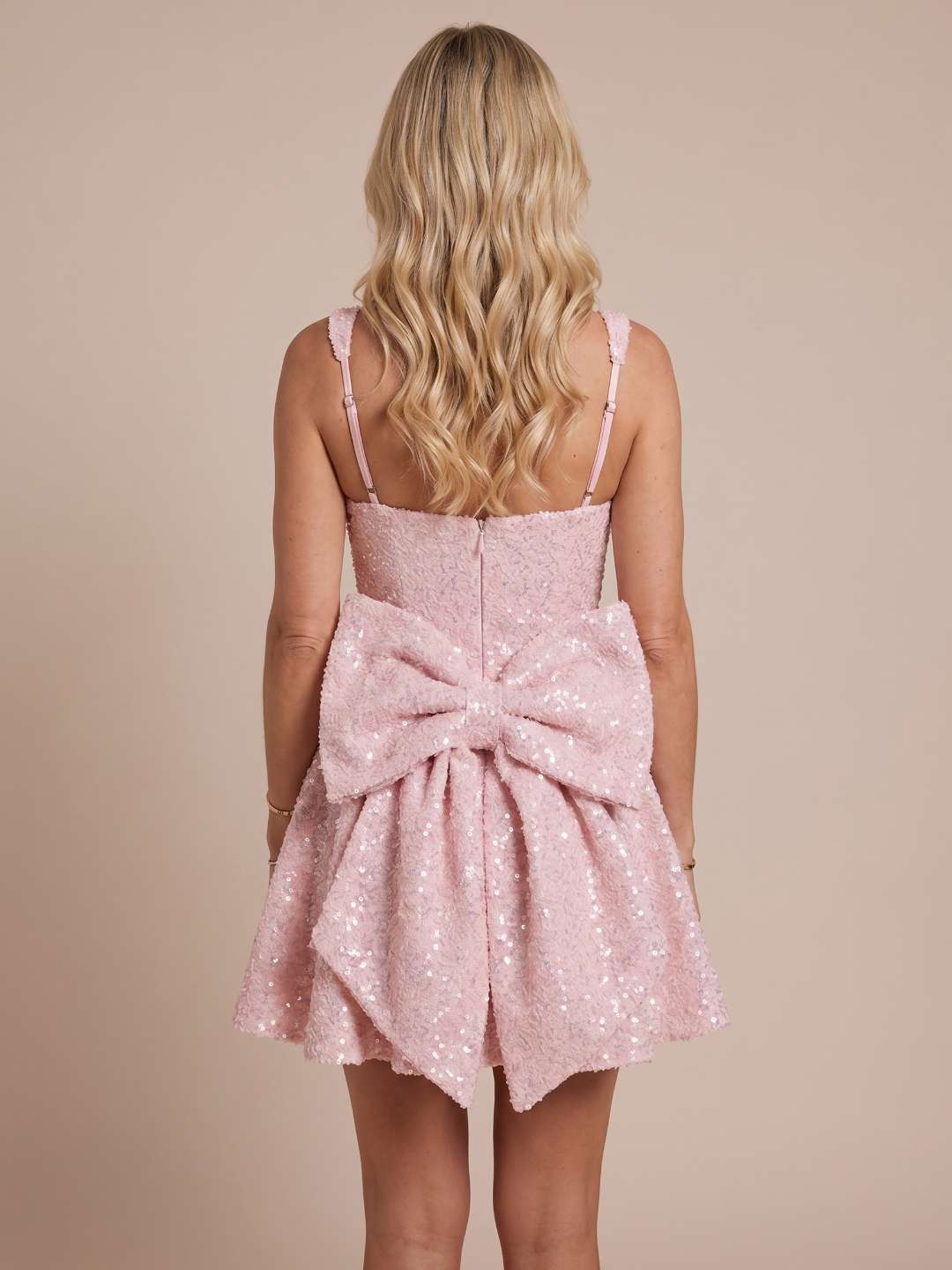 Victoria | Vestido corto de lentejuelas con lazo