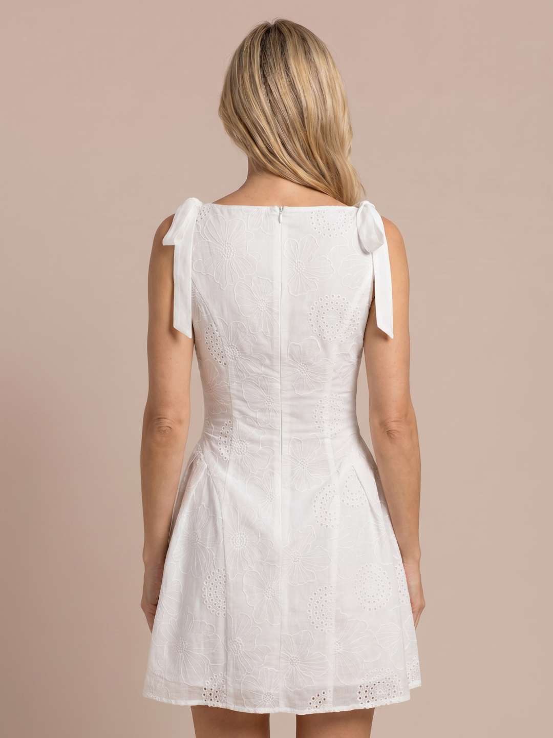 Bianca | Vestido corto bordado con lazadas