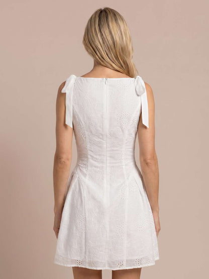 Bianca | Vestido corto bordado con lazadas