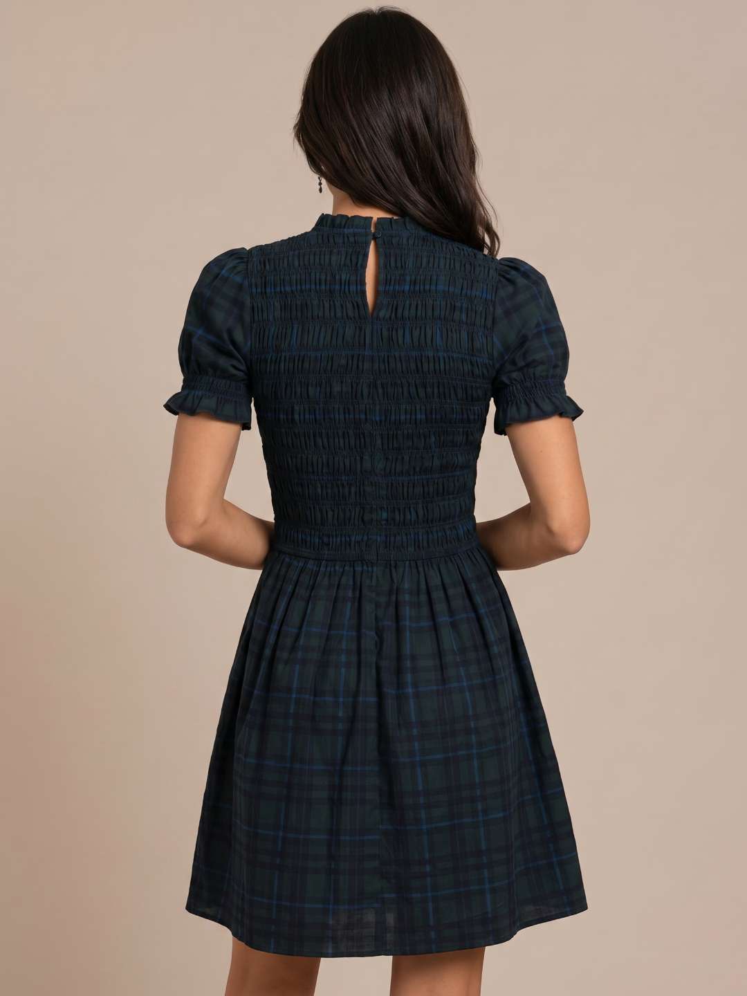 Elena | Vestido corto de cuadros con mangas abullonadas