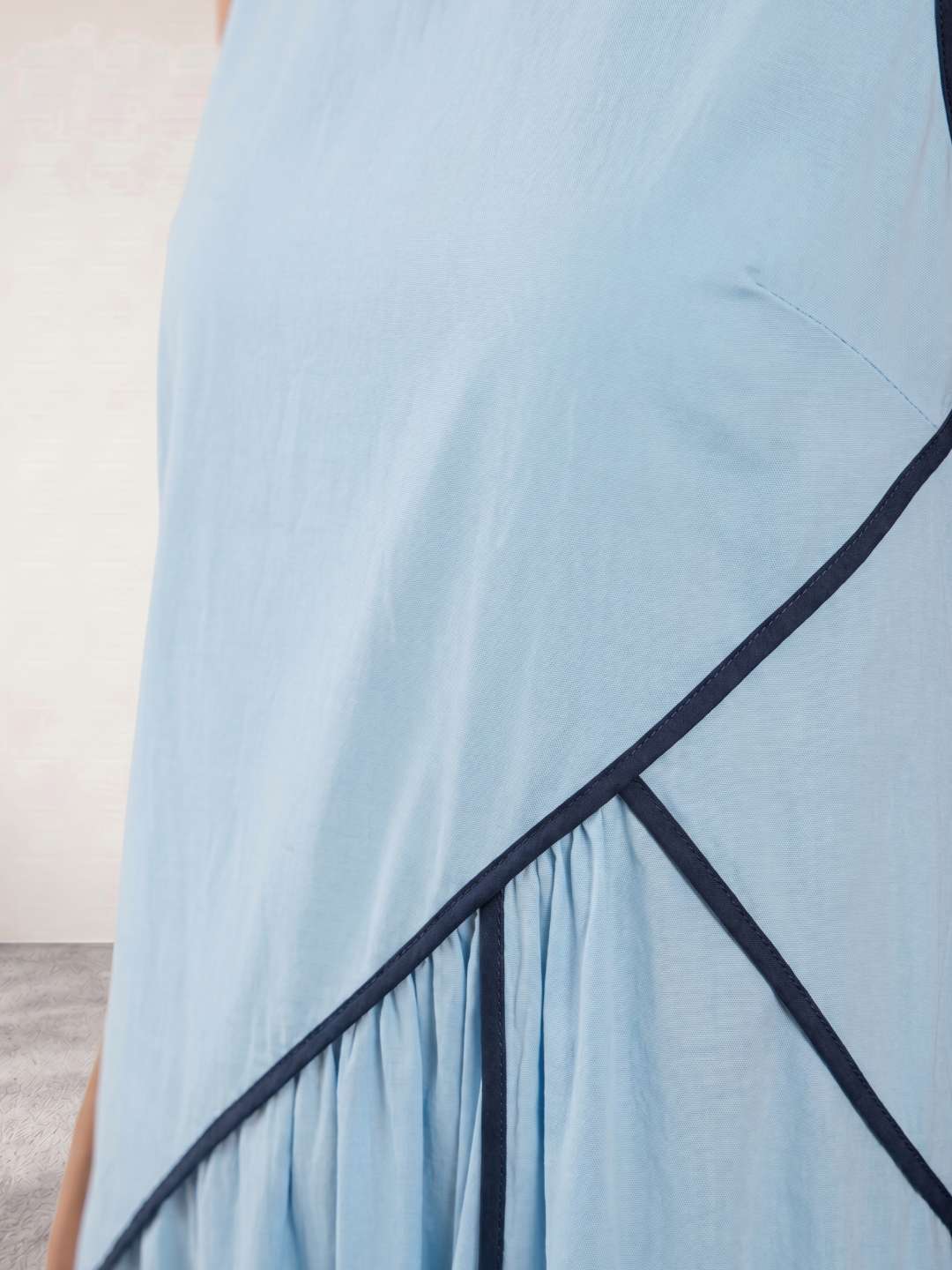 Lotte | Vestido largo fluido con detalle estructurado