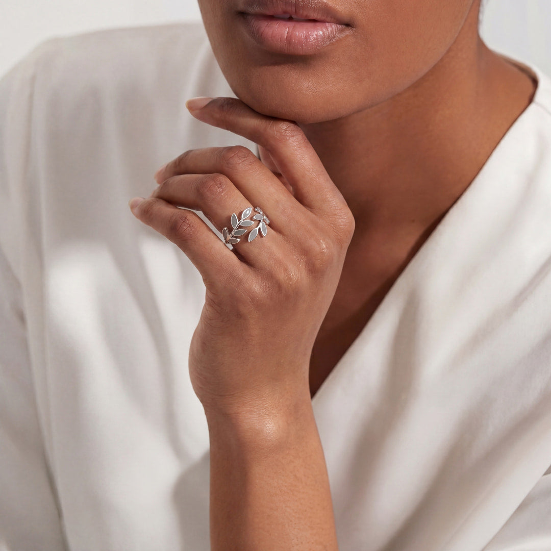 Oliva | Anillo ajustable con hoja y piedra