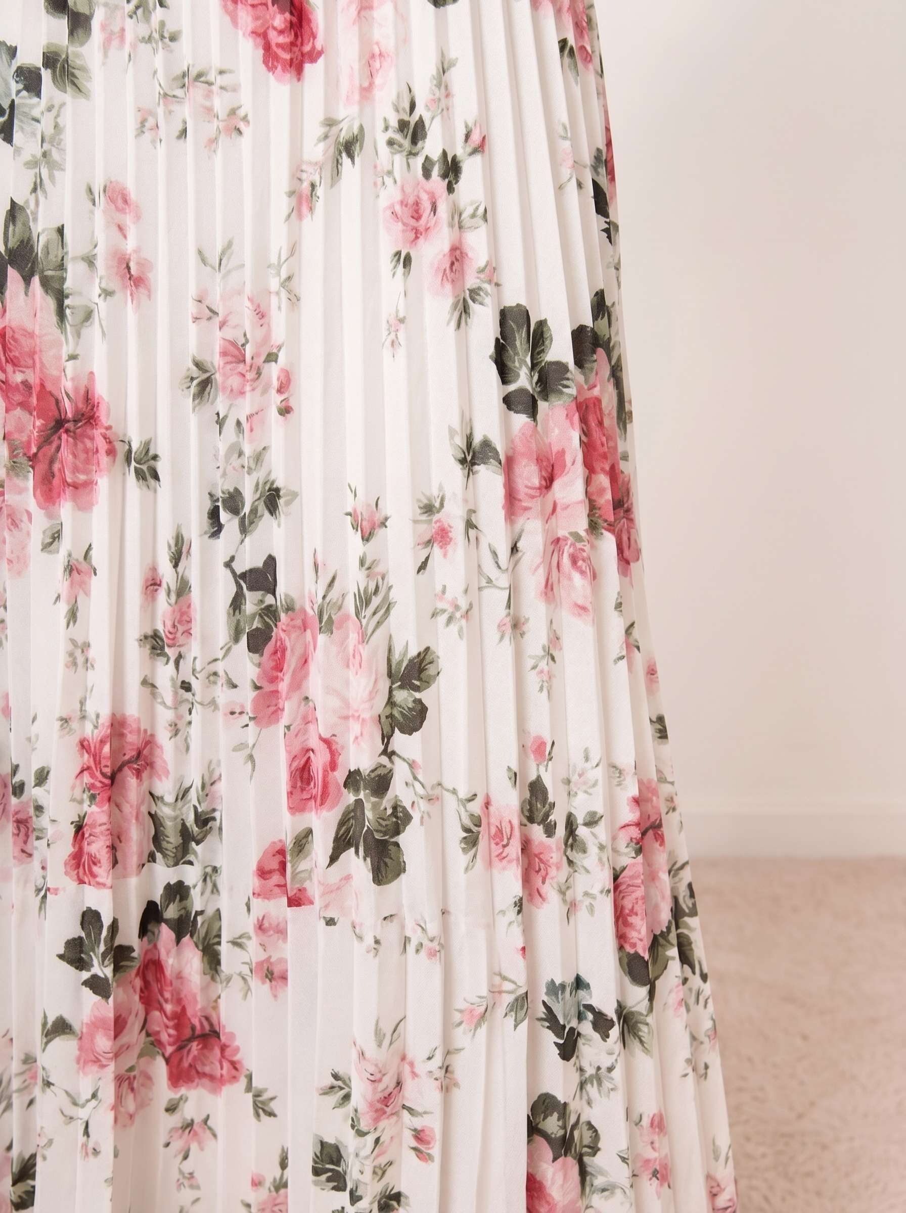 Rosalía | Vestido midi floral plisado con volantes