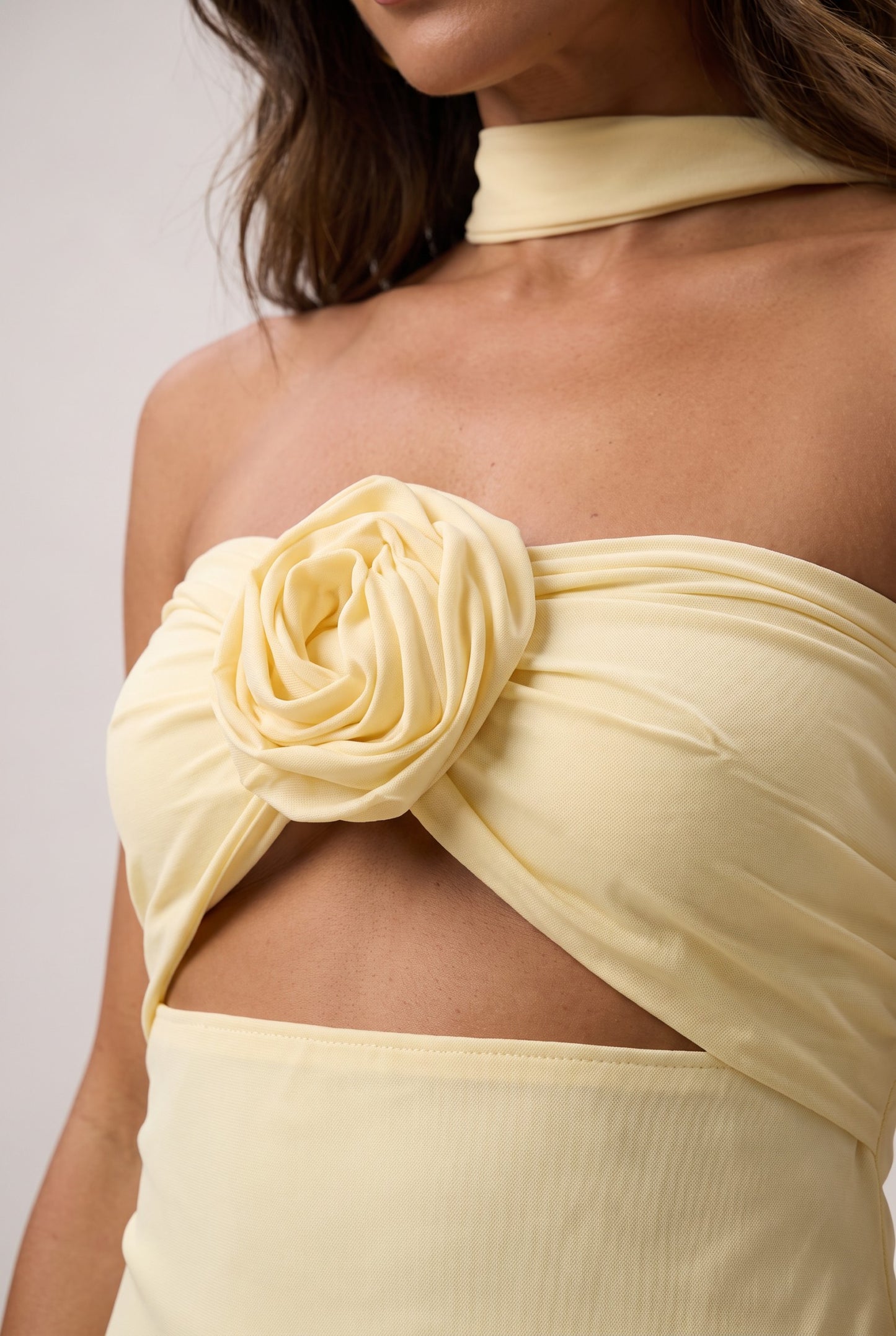 Gardenia | Vestido largo halter con rosa decorativa