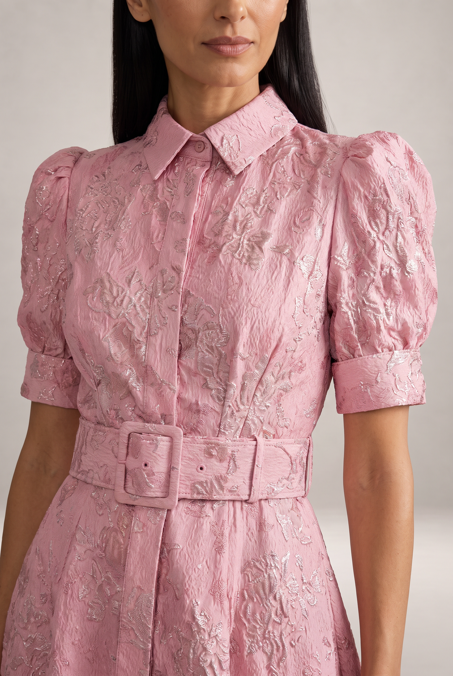 Arabella | Vestido corto con mangas abullonadas — detalle de tejido y confección