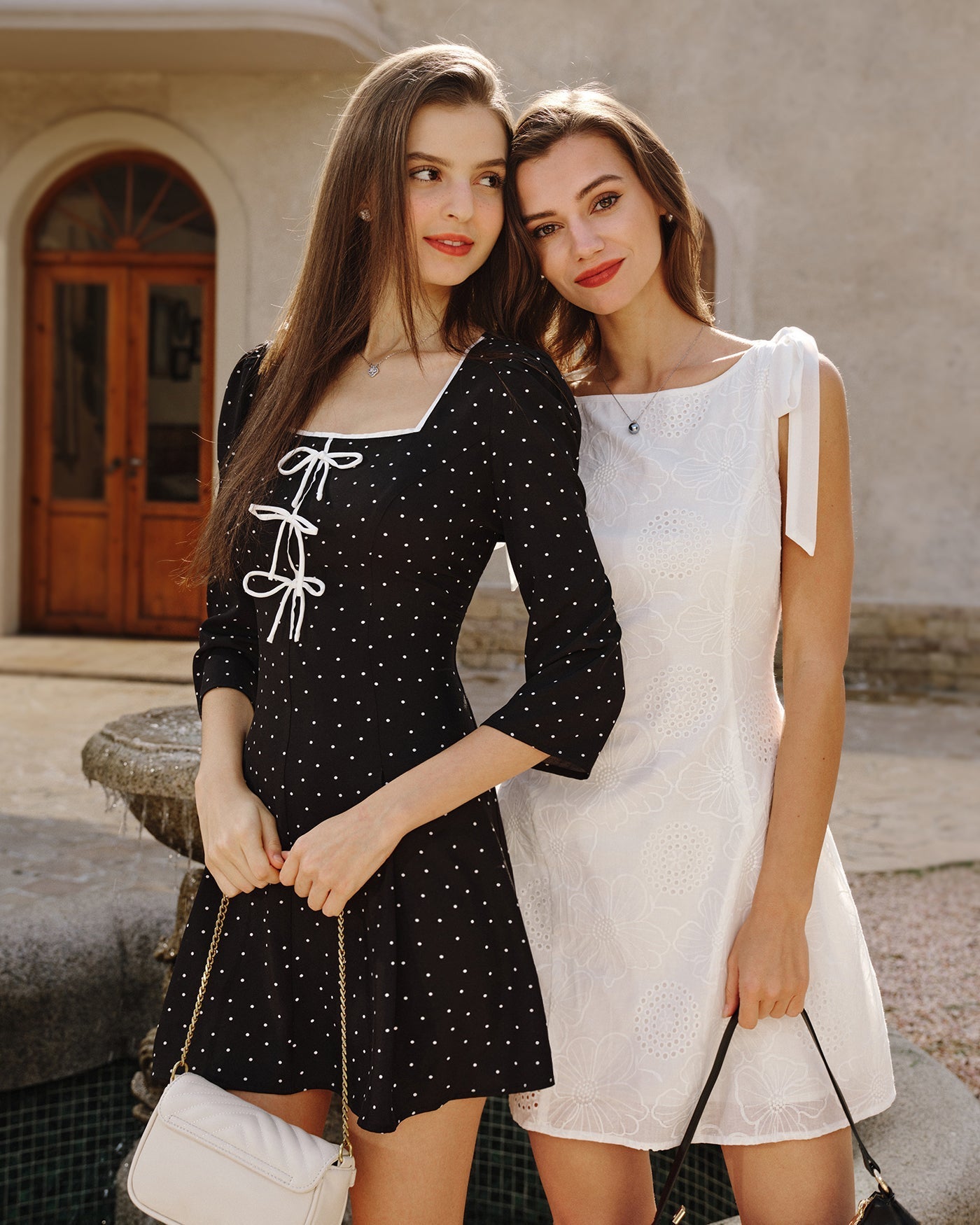 Bianca | Vestido corto bordado con lazadas
